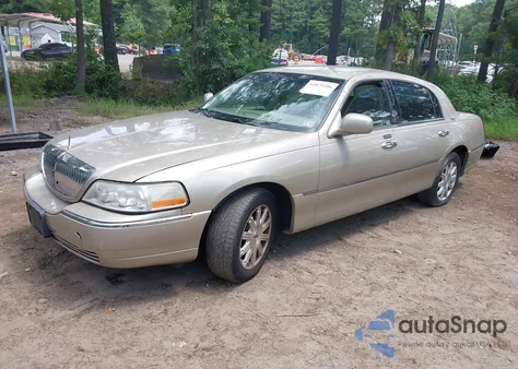 2010 Lincoln Town Car Signature Limited z USA, uszkodzony, nr VIN 2LNBL8CV5AX613980